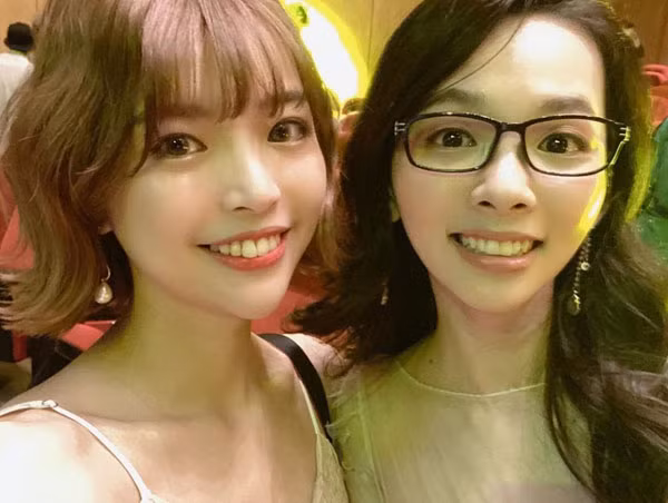 Theo thông tin một số trang báo Đài Loan đăng tải, Nana Ciao đã đến Hàn Quốc vào ngày 20/2 để phục vụ việc quay phim. Thời điểm đó, khu vực mà cô nàng tới vẫn thuộc cảnh báo cấp một. Vì sợ dịch nên ngày 22/2, nữ Youtuber đổi vé máy bay để trở về quê hương. Cô nàng cũng hứa sẽ tự cách ly Covid-19 ở nhà đúng theo quy định để tránh trường hợp xấu xảy ra.