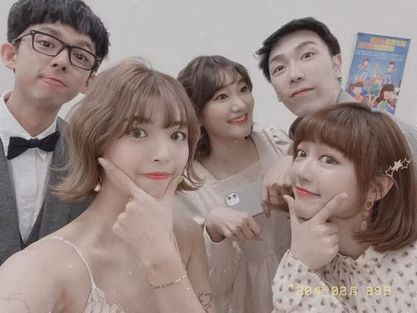 Bạn trai của cô cũng gửi lời xin lỗi tới tất cả mọi người vì những hành động thiếu suy nghĩ trong thời gian nhạy cảm này.