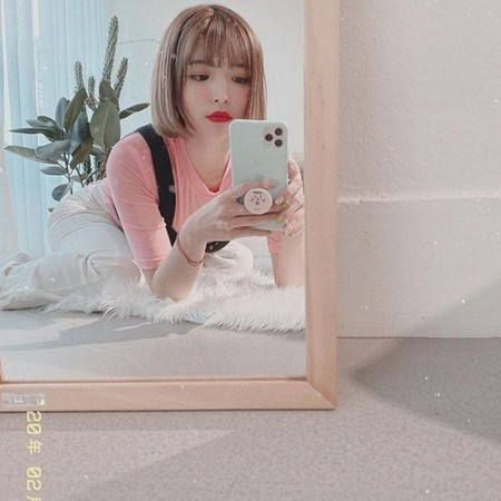 Thế nhưng chẳng được bao lâu, chỉ sau đó 3 ngày, Nana đã cùng bạn bè tham dự một bữa tiệc lớn mà không hề đeo khẩu trang hay có các biện pháp phòng dịch Covid-19. Hot Youtuber còn không ngần ngại tiếp xúc thân mật, ôm ấp, chạm má mà không quan tâm tới sức khoẻ của bạn bè.