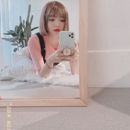 Thế nhưng chẳng được bao lâu, chỉ sau đó 3 ngày, Nana đã cùng bạn bè tham dự một bữa tiệc lớn mà không hề đeo khẩu trang hay có các biện pháp phòng dịch Covid-19. Hot Youtuber còn không ngần ngại tiếp xúc thân mật, ôm ấp, chạm má mà không quan tâm tới sức khoẻ của bạn bè.