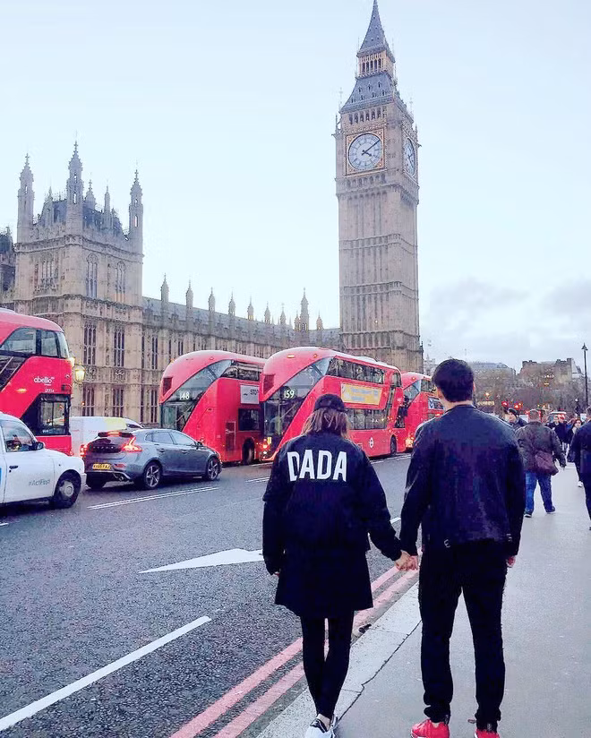 Năm ngoái, Kho Bin Kai phải hầu tòa vì cáo buộc hỗ trợ đánh bạc từ xa. Theo trang Shin Min Daily News, chồng của Kim Lim đã được cho tại ngoại vào cuối tháng 8/2019, sau khi đóng tiền phạt 25.000 USD.