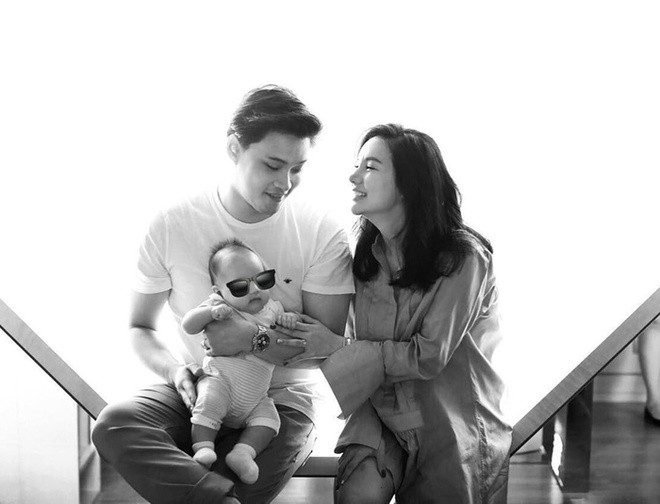 Được truyền thông săn đón, song ái nữ nhà họ Lim lại rất kín tiếng, đặc biệt trong chuyện tình cảm. Cuối năm 2019, Kim Lim lần đầu nhắc đến nửa kia trong một cuộc phỏng vấn với tạp chí Icon. Cô cho biết cả hai lần đầu gặp nhau tại Thái Lan và quyết định về chung một nhà chỉ sau 6 tháng hẹn hò. Cuộc hôn nhân này được đánh giá vội vàng.