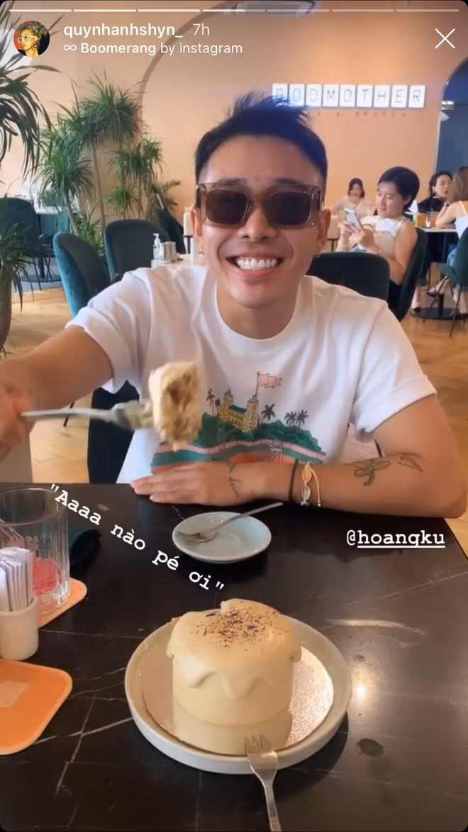 Tuy nhiên, trước điều này, Quỳnh Anh Shyn vẫn bình thản cùng những người bạn thân của mình là Salim và Hoàng Ku đi ăn uống như không có chuyện gì xảy ra.