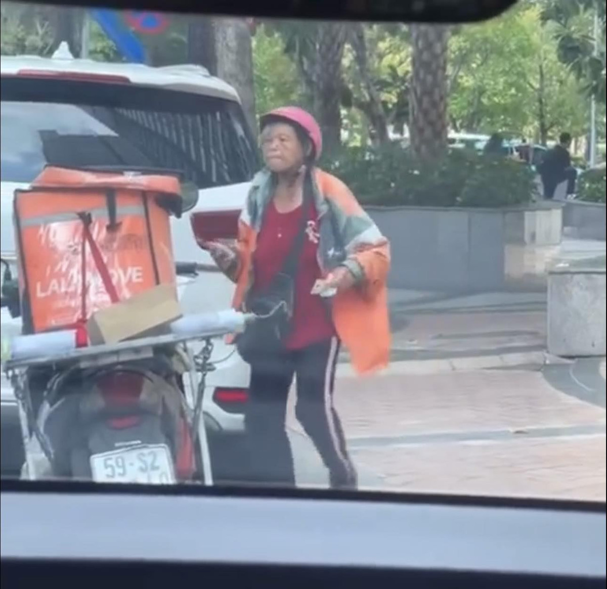 Hằng ngày, bà đi làm từ 8h, khoảng 20h mới về nhà, thu nhập tròm trèm 200-300.000 đồng/ngày (chưa trừ các chi phí xăng xe, ăn uống,…). Mỗi tháng, sau khi trả 1,6 triệu đồng tiền nhà trọ, bà Ánh chỉ còn một khoản tằn tiện lo sinh hoạt.