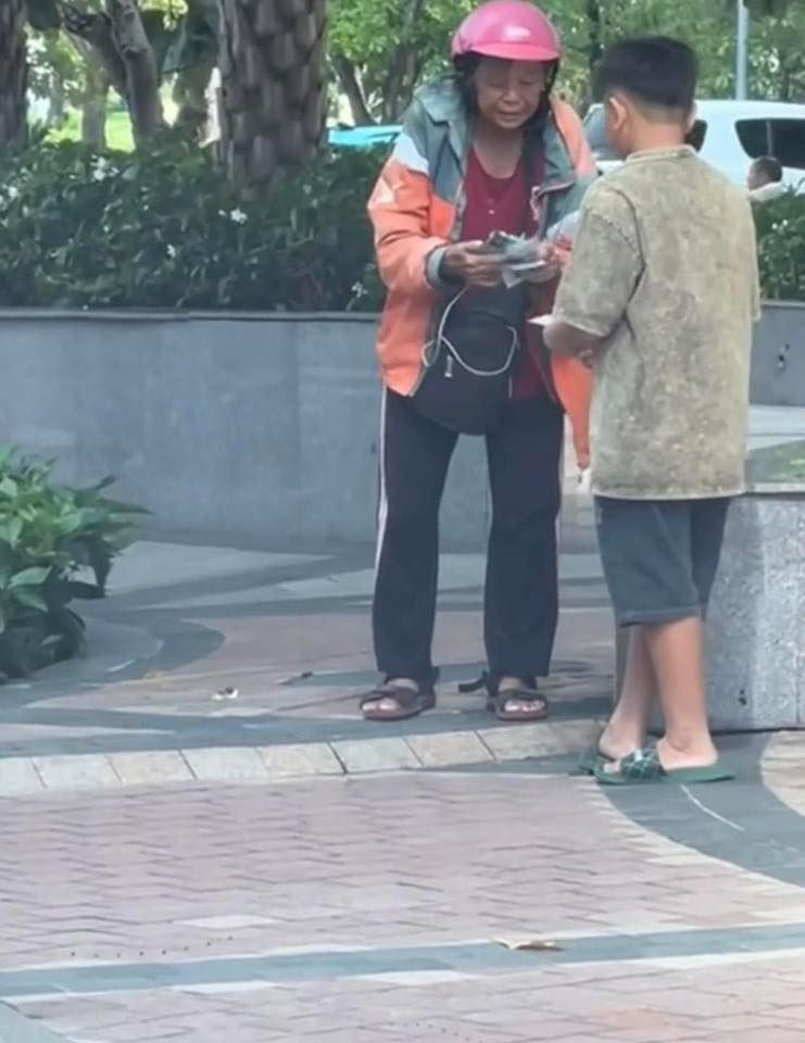 Người phụ nữ trong đoạn clip là bà Nguyễn Thị Ngọc Ánh (65 tuổi), sống tại một nhà trọ trên đường Nguyễn Bá Giao (quận Bình Thạnh, TPHCM). Thực chất, do bản thân bà không muốn làm phiền con phiền cháu nên cụ bà quyết định ở 1 mình và tự đi làm trang trải.