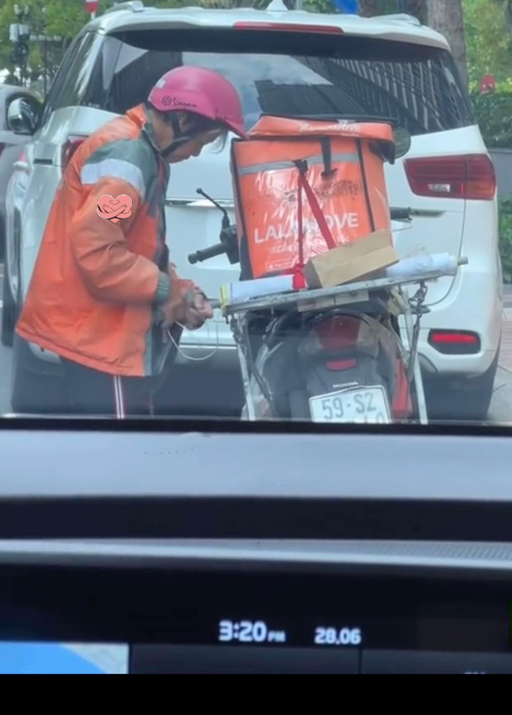 Bà Ánh chia sẻ đã làm shipper hơn 20 năm. Trước đó, bà có quán nhỏ bán bột chiên tại cư xá Nguyễn Văn Đậu (quận Bình Thạnh). Vì buôn bán ế ẩm, bà bỏ nghề chiên bột để chạy xe ôm, những năm gần đây đăng ký làm tài xế giao hàng.