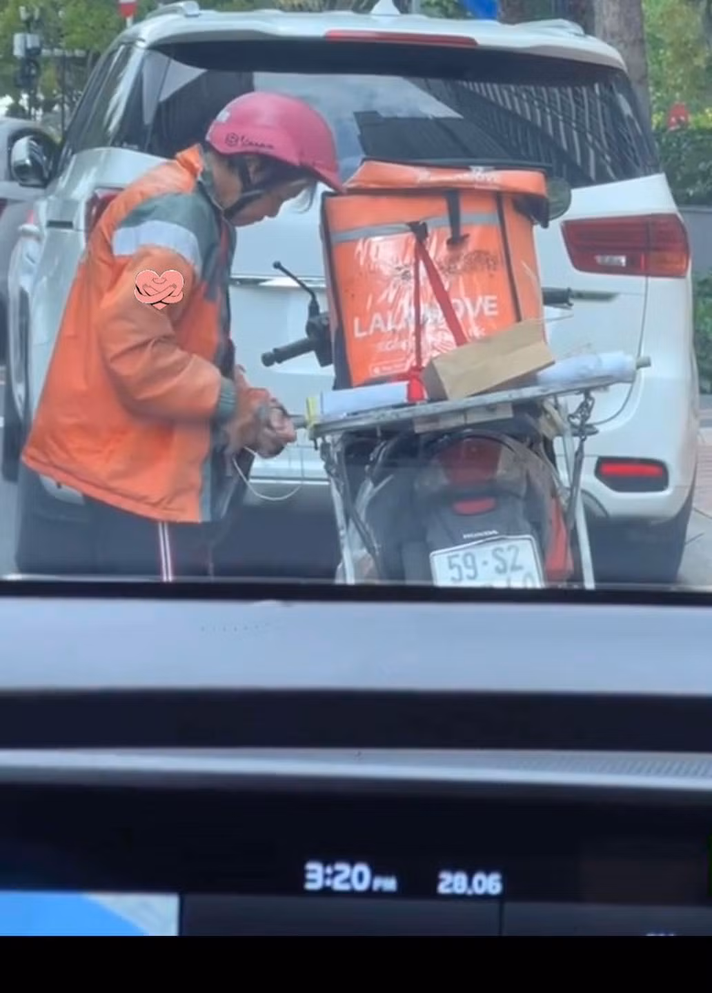 Bà Ánh chia sẻ đã làm shipper hơn 20 năm. Trước đó, bà có quán nhỏ bán bột chiên tại cư xá Nguyễn Văn Đậu (quận Bình Thạnh). Vì buôn bán ế ẩm, bà bỏ nghề chiên bột để chạy xe ôm, những năm gần đây đăng ký làm tài xế giao hàng.