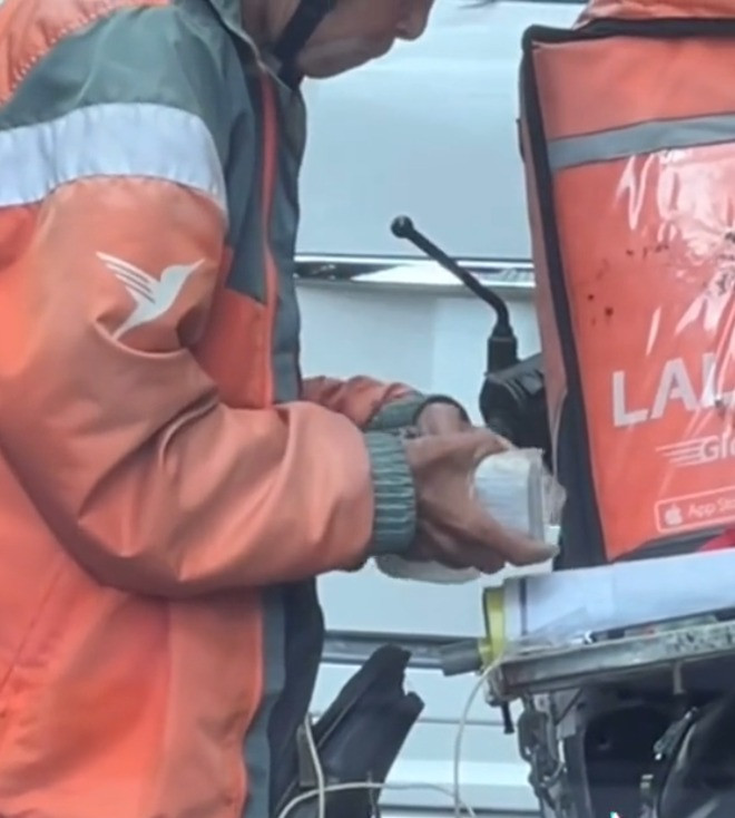 Nhiều người đã vô cùng xúc động trước hình ảnh mưu sinh này, nhiều người còn vô cùng ngạc nhiên mà đặt ra cậu hỏi: Vậy người thân, con cháu của cụ đâu?