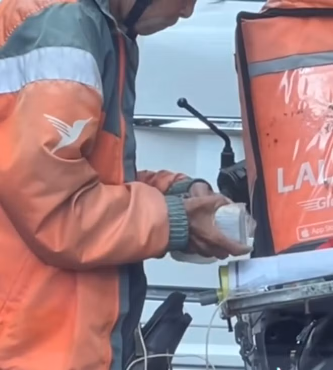 Nhiều người đã vô cùng xúc động trước hình ảnh mưu sinh này, nhiều người còn vô cùng ngạc nhiên mà đặt ra cậu hỏi: Vậy người thân, con cháu của cụ đâu?