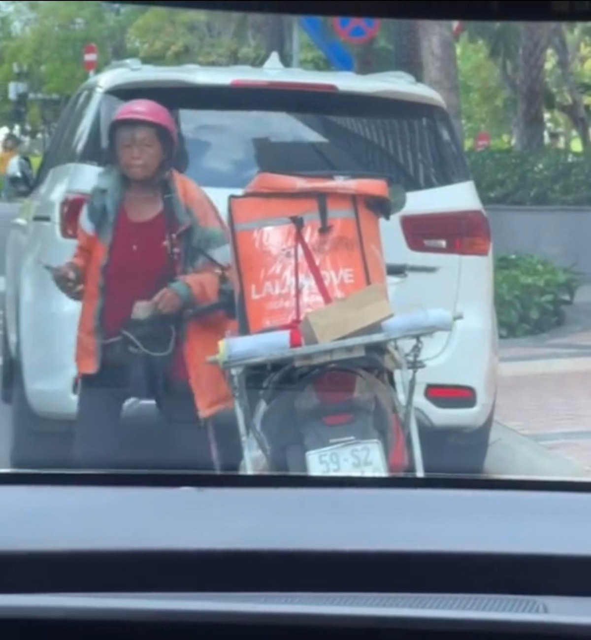 Đối với bà, tài sản mình tự làm ra mới là đáng quý. Tài sản lớn nhất hiện tại của bà Ánh là chiếc xe máy cà tàng đã cùng bà "chinh chiến" trên nhiều dặm đường.