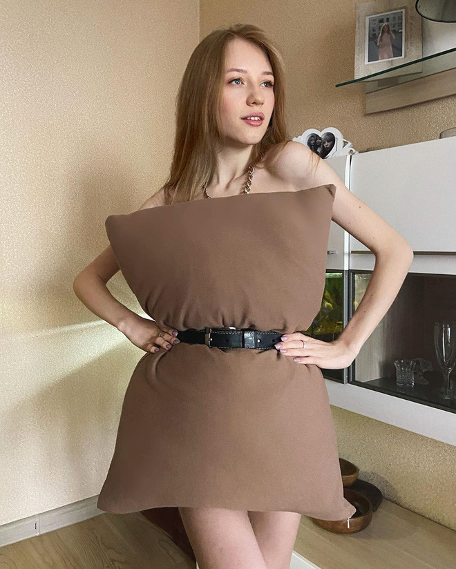 Trào lưu lấy gối làm váy có có tên là #quarantinepillowchallenge hay #pillowchallenge. Đây là một trò chơi dành cho các cô gái đam mê thời trang, cho thấy sức sáng tạo bất tận của con người.