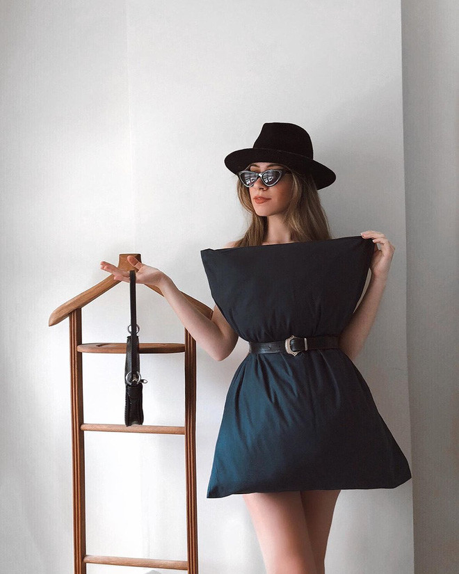 Tạo dáng như siêu mẫu trong "trang phục" gối. Dù mặc gối lên người những vẫn phải bỏ thêm chút thời gian mix cùng phụ kiện sao cho trông thật sang.