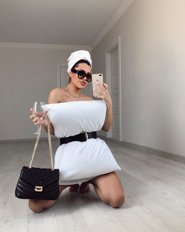 Cách ly mùa COVID-19, dân mạng thế giới nhốn nháo tìm những thú vui "giết" thời gian bởi dịch bệnh thì chẳng biết bao giờ mới hết nhưng nếu chỉ ngồi im trong nhà thì chán ngắt. Chính bởi vậy mà hàng loạt thử thách được nghĩ ra. Mới đây, trào lưu dùng gối làm váy được giới trẻ thế giới và nhiều hot girl đình đám của Việt Nam yêu thích.