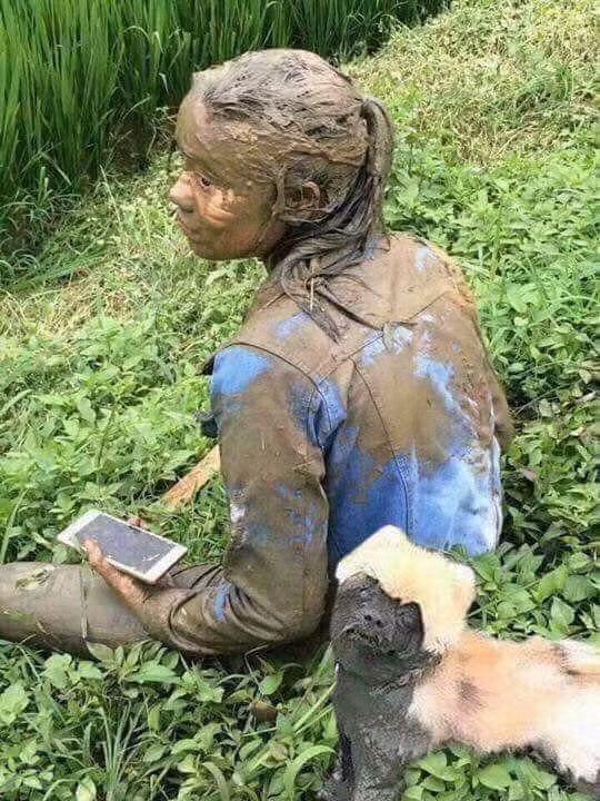 Crush thất thần ngồi, trên người đầy những là bùn thế này thì chắc không có chuyện hẹn hò lần sau mất. Tội cho chàng trai ấy.