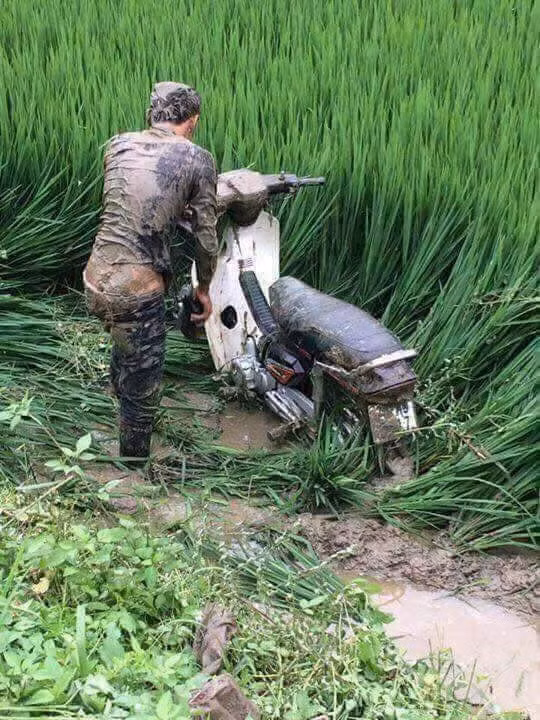  Chở crush đi chơi với hy vọng gây được ấn tượng mạnh thế nhưng chàng trai này đúng là số nhọ nhất năm khi lao ngay xuống ruộng, kết quả là không những mất điểm mà còn hại crush dính bùn khắp người.