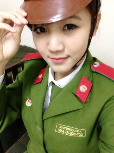 Nguyễn Ngọc Bích, nickname Bích Moon, sinh năm 1994 là một trong những gương mặt nữ sinh nổi bật của khóa D38, Học viện Cảnh sát Nhân dân.