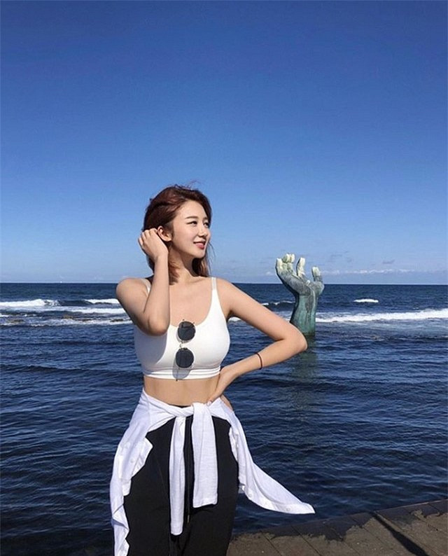 Nhan sắc của cô người mẫu gợi cảm Hàn Quốc - Tae Yeon được dân mạng nước này nhận xét là "gương mặt thiên thần", "đẹp trong veo".