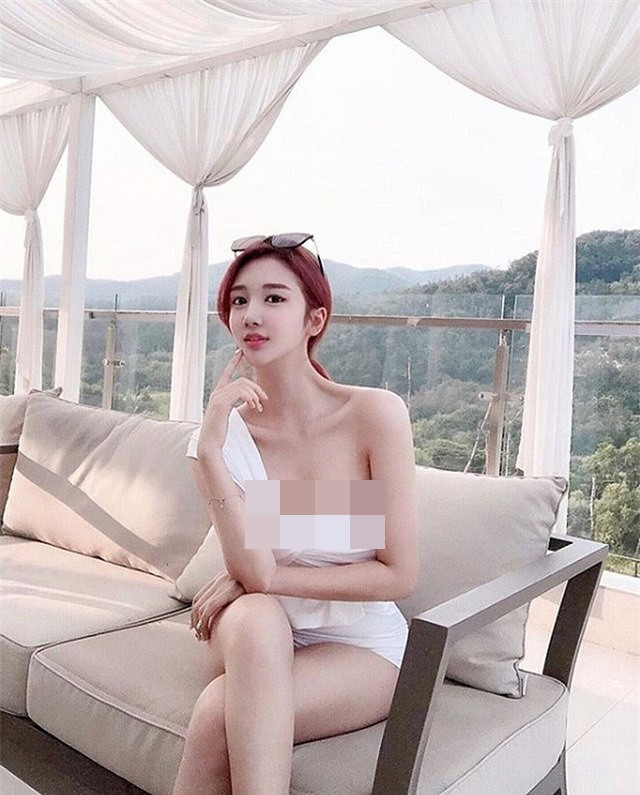 Với vóc dáng nuột nà, 3 vòng cân đối và cặp chân thon thả, siêu dài, gái xinh xứ Hàn - Lee Tae Yeon dễ dàng nổi bật trong các shoot hình.