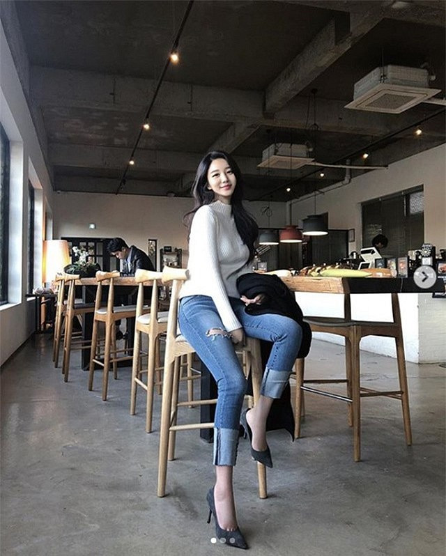 Trước những chỉ trích cho rằng nét đẹp của Lee Tae Yeon có sự can thiệp của dao kéo, cô nàng chỉ im lặng, không thừa nhận hay phủ nhận.