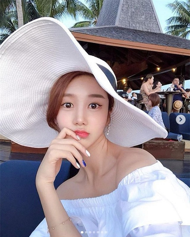 Ngoài thân hình nóng bỏng, Tae Yeon sở hữu làn da trắng bóc, gương mặt thon gọn và các nét hài hòa.