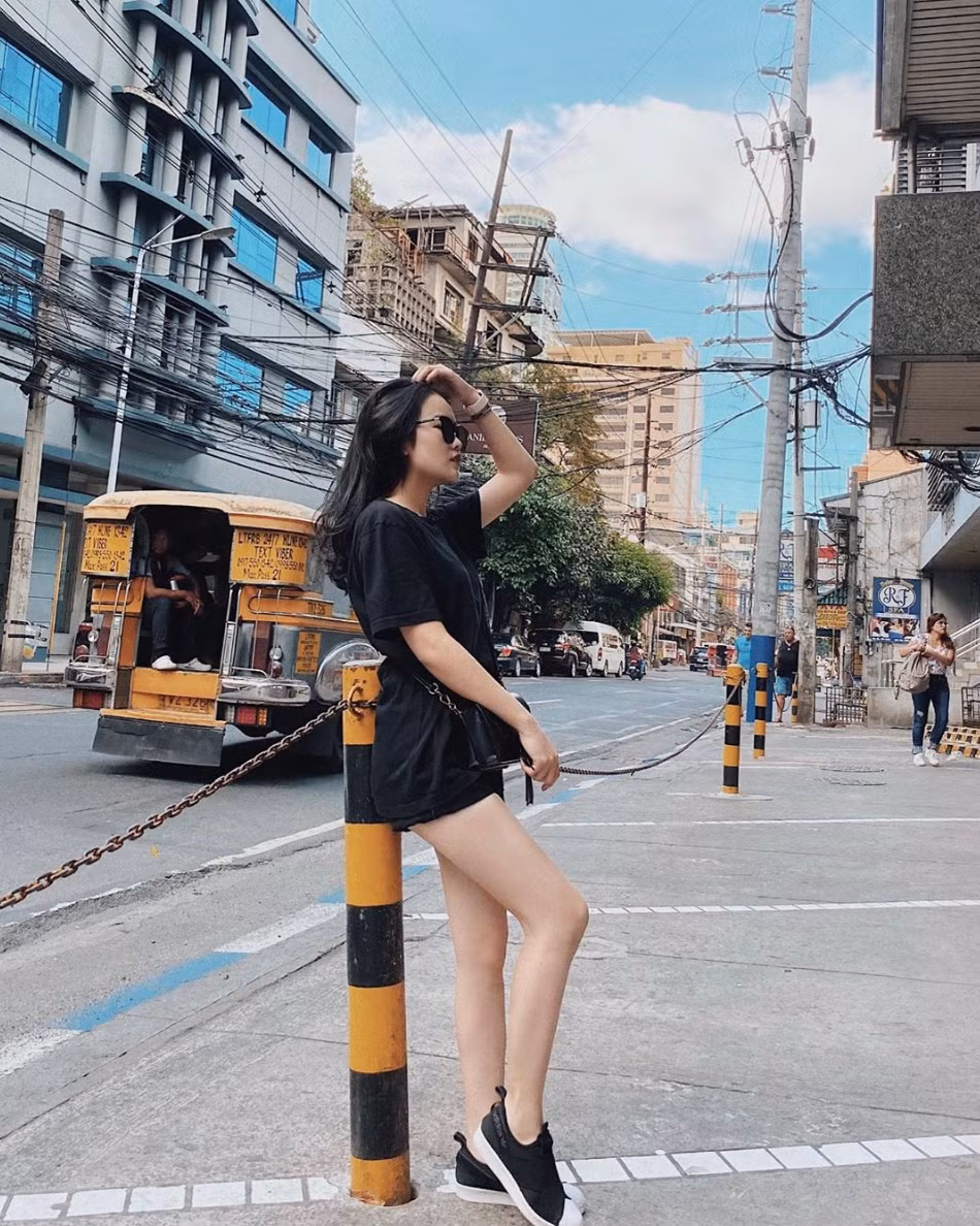 Được biết, bạn gái Đoàn Văn Hậu cũng đã có mặt tại Philippines trước đó để cổ vũ U22 Việt Nam trong trận chung kết. Trước giờ bóng lăn, cô và bạn gái Hoàng Đức đã gặp gỡ và đi ăn cùng nhau.