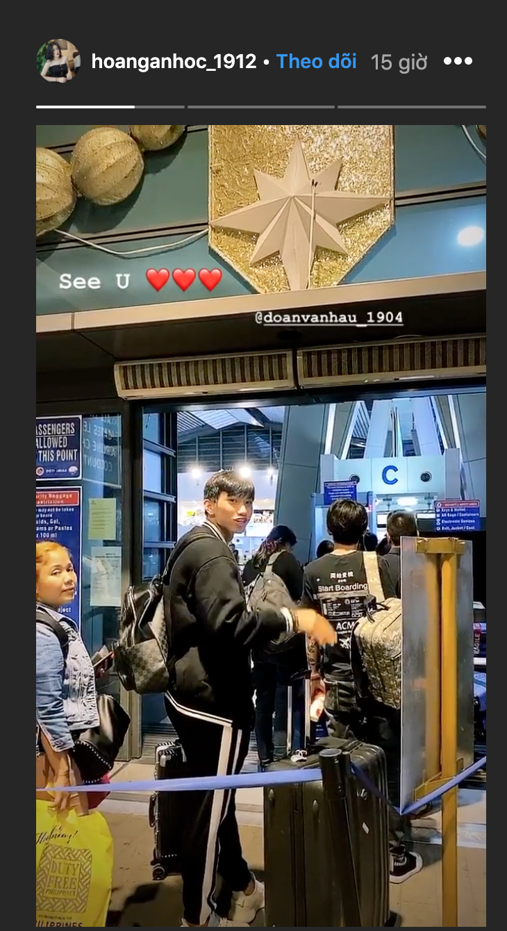 Tối cùng ngày, bạn gái Văn Hậu chia sẻ hình ảnh cậu út của U22 Việt Nam một mình lên máy bay trên trang cá nhân. Trước khi đi, anh chàng còn nhí nhảnh vẫy tay chào và hôn gió người yêu.