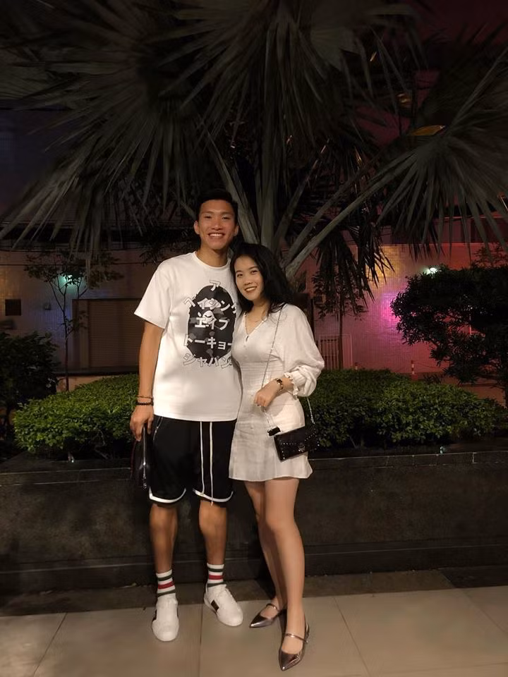 Giữa tháng 9 vừa qua, cặp đôi dính thông tin "đường ai nấy đi" khi Văn Hậu sang Hà Lan thi đấu. Thế nhưng Hoàng Anh Ốc đã lập tức đăng tải hình ảnh đi chơi cùng người yêu đập tan tin đồn này.