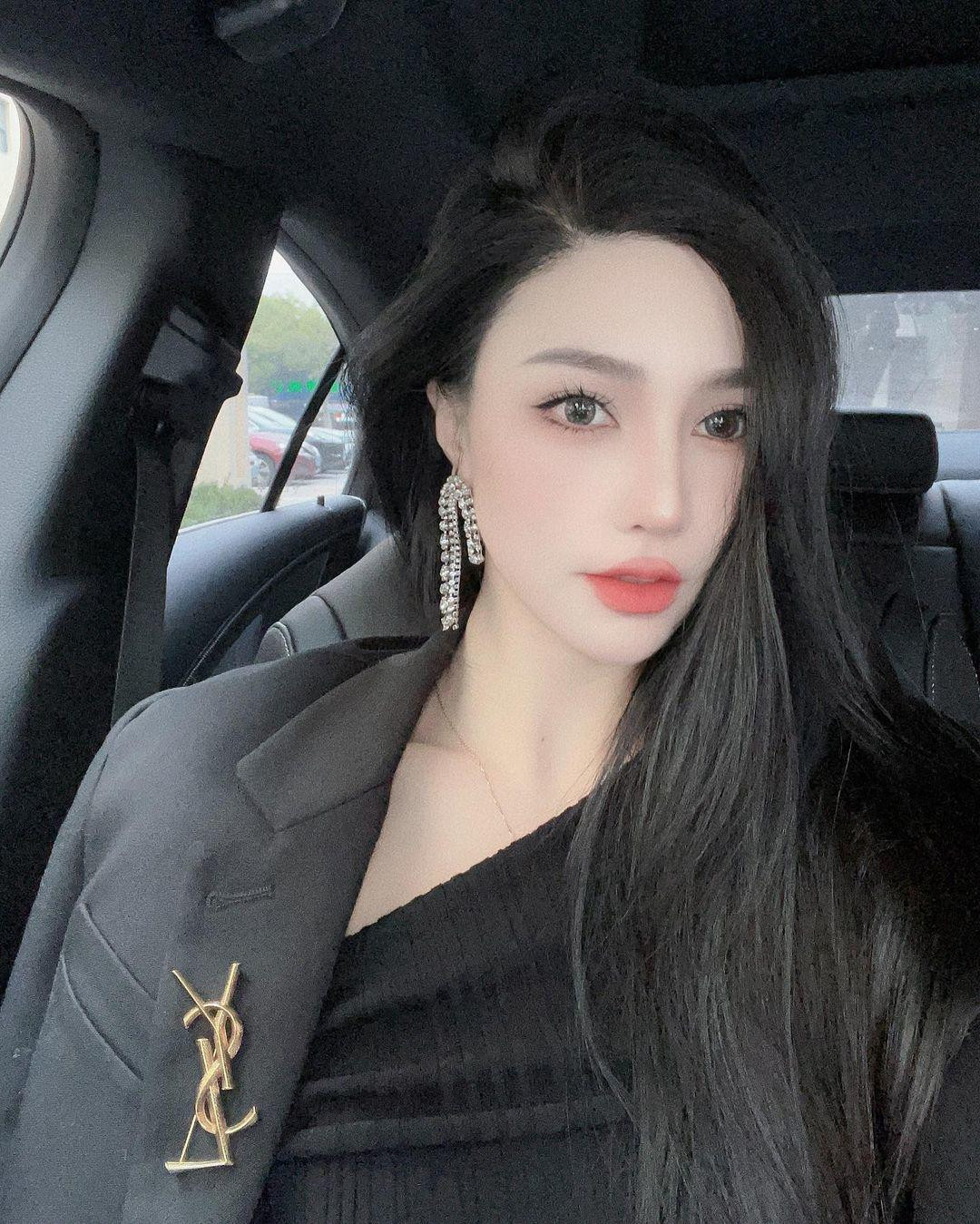 Không chỉ thân hình cực chuẩn, , Liu Yun Yan sở hữu nhan sắc sắc sảo, xinh đẹp.