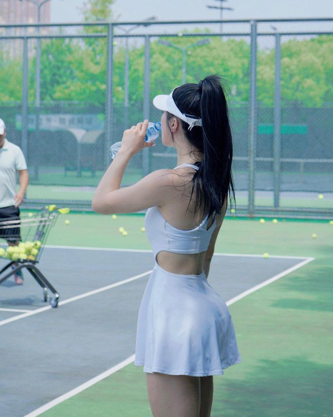 Ngoài ra, tennis (quần vợt) cũng là bộ môn yêu thích của mỹ nhân này. Một tuần, cô đi đánh tennis khoảng 2-3 lần.