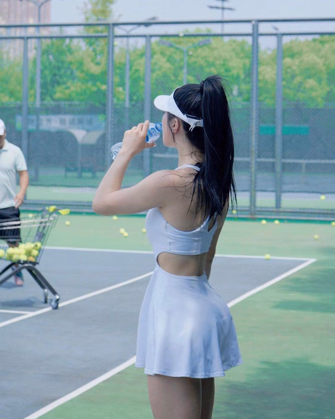 Ngoài ra, tennis (quần vợt) cũng là bộ môn yêu thích của mỹ nhân này. Một tuần, cô đi đánh tennis khoảng 2-3 lần.