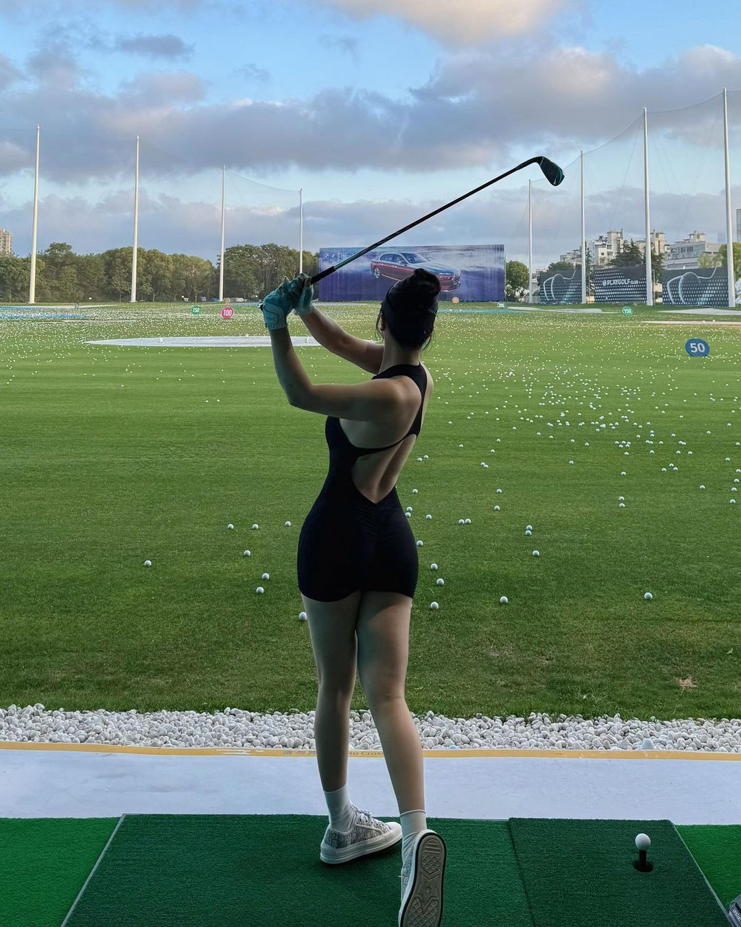 Theo Sohu, Yun Yan sở hữu vòng eo 62cm, vòng 3 99cm nóng bỏng, săn chắc. Đây là thành quả của nhiều năm miệt mài tập luyện thể hình, kết hợp cùng chế độ ăn uống khoa học.