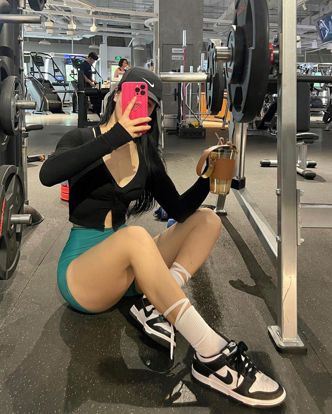 Cô nàng thường xuyên luyện tập để có được body như ý. Theo đó, người đẹp hướng đến các bài tập giúp siết eo thon, nâng số đo vòng 1 và vòng 3, tăng cường sức mạnh cơ bắp như: Squat, State cable row,...