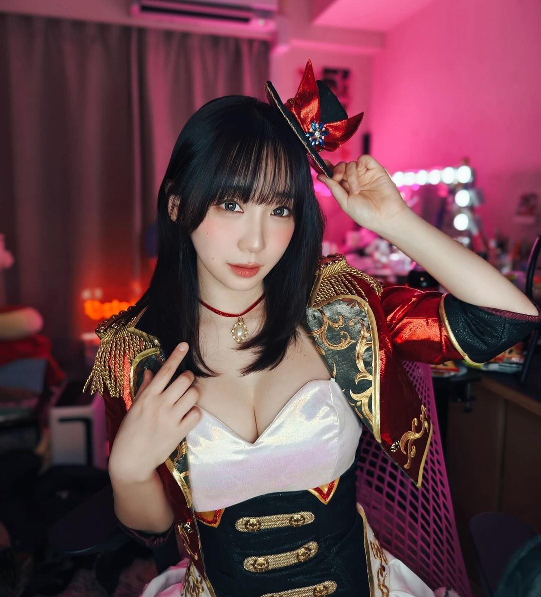 Cách chọn góc chụp của cô nàng cũng khéo léo khoe lợi thế vòng 1 cực khủng.