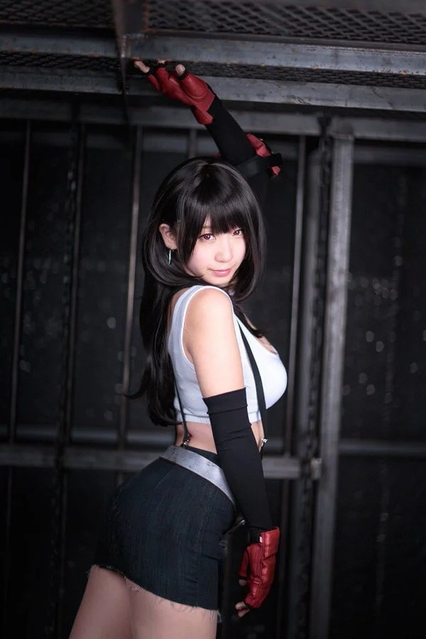 Iori Moe không bó buộc mình trong một kiểu tạo hình mà theo nhiều hình ảnh khác nhau, lúc thì gợi cảm quyến rũ, lúc lại ngây thơ trong sáng.