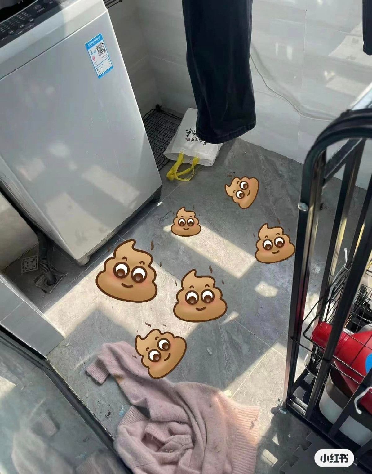 Những hình ảnh nhạy cảm đã được sticker che...