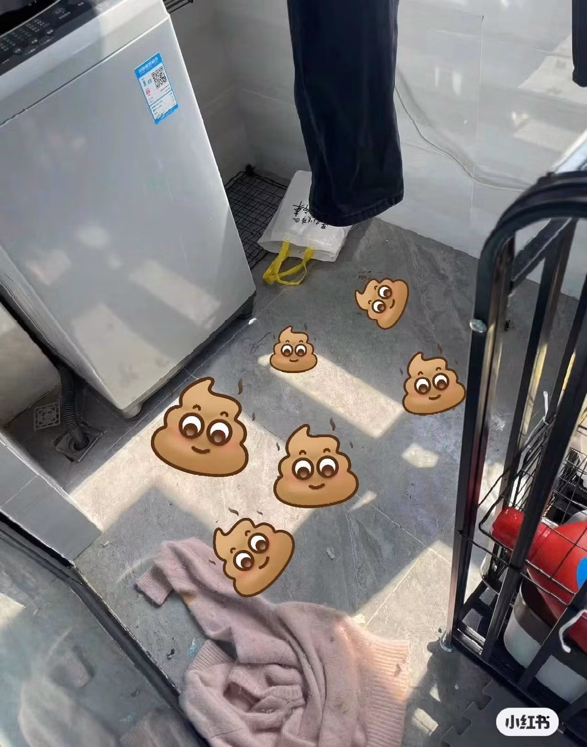 Những hình ảnh nhạy cảm đã được sticker che...