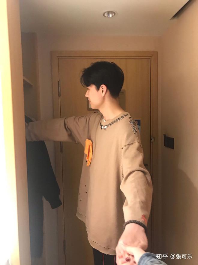 Thật bất ngờ, người anh khoá trên đó không ai khác lại chính là chàng trai mà cô đã thương thầm trộm nhớ từ lâu.