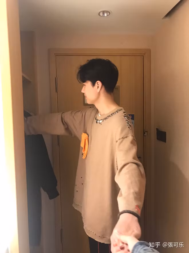 Thật bất ngờ, người anh khoá trên đó không ai khác lại chính là chàng trai mà cô đã thương thầm trộm nhớ từ lâu.