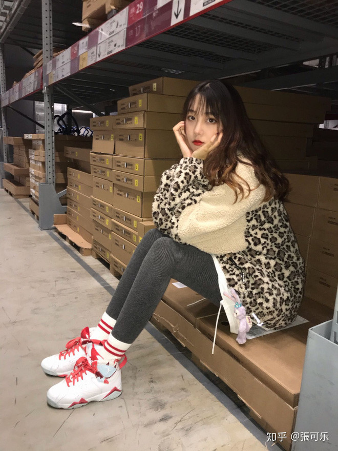 Đúng 2 ngày sau, nam chính điển trai đã chủ động inbox cho cô xin làm quen. Và cứ thế, hai người đã làm quen và thực sự yêu nhau không lâu.