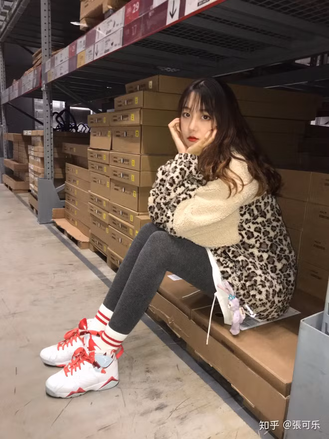 Đúng 2 ngày sau, nam chính điển trai đã chủ động inbox cho cô xin làm quen. Và cứ thế, hai người đã làm quen và thực sự yêu nhau không lâu.