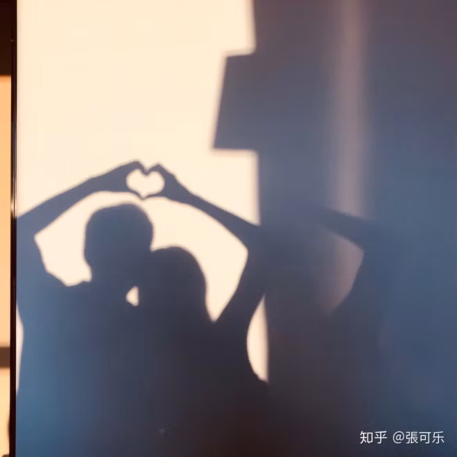 Khả Lạc cao tới 1m75, còn người yêu của cô bạn cao 1m85. Cả hai thường xuyên chụp những bức hình khiến dân tình chỉ biết GATO mà thôi.