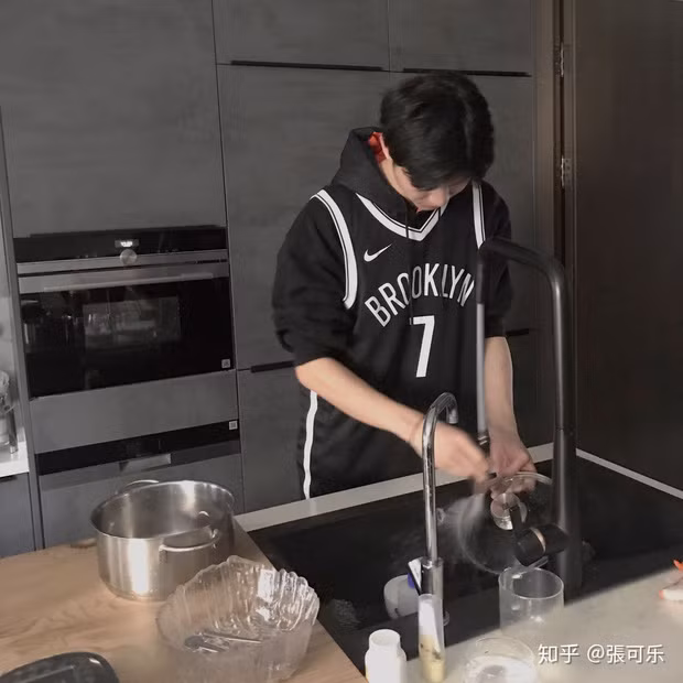 Dù rất thích nhưng Khả Lạc không dám tiến tới, cô nàng cứ lẳng lặng yêu thầm người ta như thế suốt 3 năm trời.