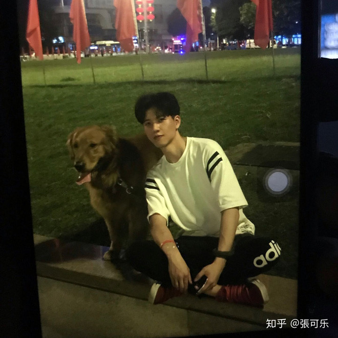 Trong một lần tình cờ đi trong sân trường, Khả Lạc đã được một đàn anh khóa trên nhờ chụp giúp tấm ảnh tốt nghiệp. Đây cũng là thời điểm mà cô tìm được tình yêu đời mình.