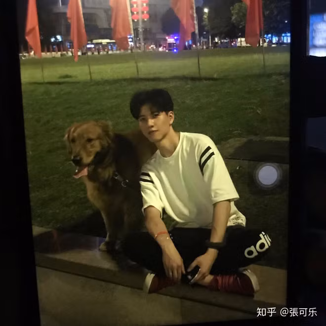 Trong một lần tình cờ đi trong sân trường, Khả Lạc đã được một đàn anh khóa trên nhờ chụp giúp tấm ảnh tốt nghiệp. Đây cũng là thời điểm mà cô tìm được tình yêu đời mình.