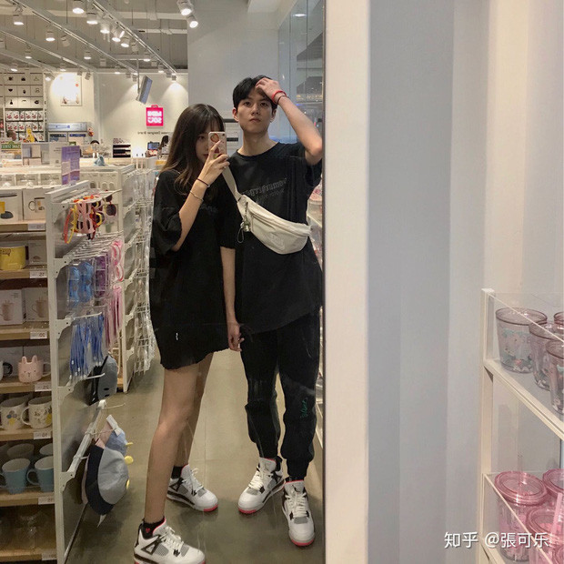 Không những yêu được crush mà mình thầm thương bao lâu, Khả Lạc còn yêu được một chàng trai sở hữu gương mặt đẹp và rất yêu chiều bạn gái.