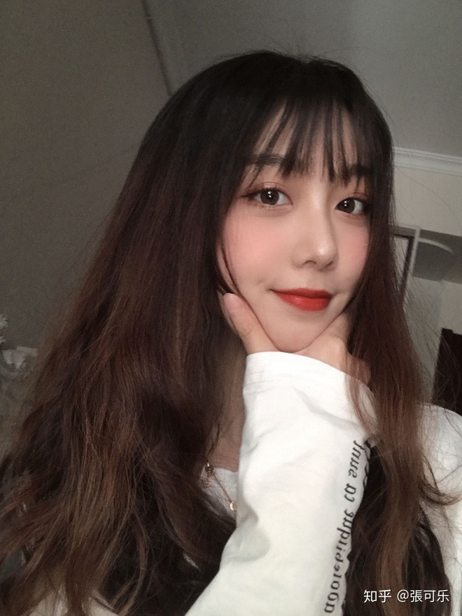 Chính nhờ vào lần "được" nhờ chụp ảnh này mà cô nàng có thể tiếp cận gần crush đến vậy. Sau lần đó, Khả Lạc đã mạnh dạn follow đàn anh mình thích.