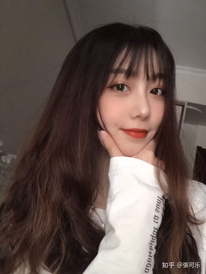 Chính nhờ vào lần "được" nhờ chụp ảnh này mà cô nàng có thể tiếp cận gần crush đến vậy. Sau lần đó, Khả Lạc đã mạnh dạn follow đàn anh mình thích.