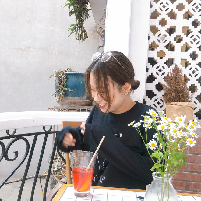 Trước những lời không hay từ dân mạng, Mai Anh cho biết đây chỉ là một cuộc thi ở trường phát động nên cô nàng mới tham gia. "Với bình luận của mọi người, mình không quan tâm lắm vì không có ý định muốn nổi tiếng hay gì khác. Mình cứ sống thoải mái và thật tốt với bản thân là được" - nữ sinh chia sẻ.