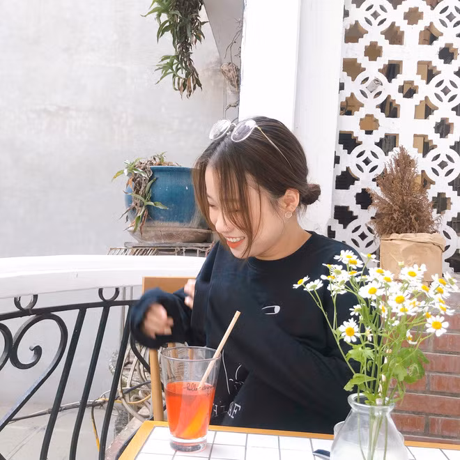 Trước những lời không hay từ dân mạng, Mai Anh cho biết đây chỉ là một cuộc thi ở trường phát động nên cô nàng mới tham gia. "Với bình luận của mọi người, mình không quan tâm lắm vì không có ý định muốn nổi tiếng hay gì khác. Mình cứ sống thoải mái và thật tốt với bản thân là được" - nữ sinh chia sẻ.