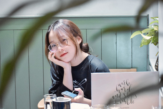 Đào Mai Anh sinh năm 2001, đến từ Hà Nội. Được biết nữ sinh đang học năm nhất ngành kinh tế tài chính đại học RMIT.